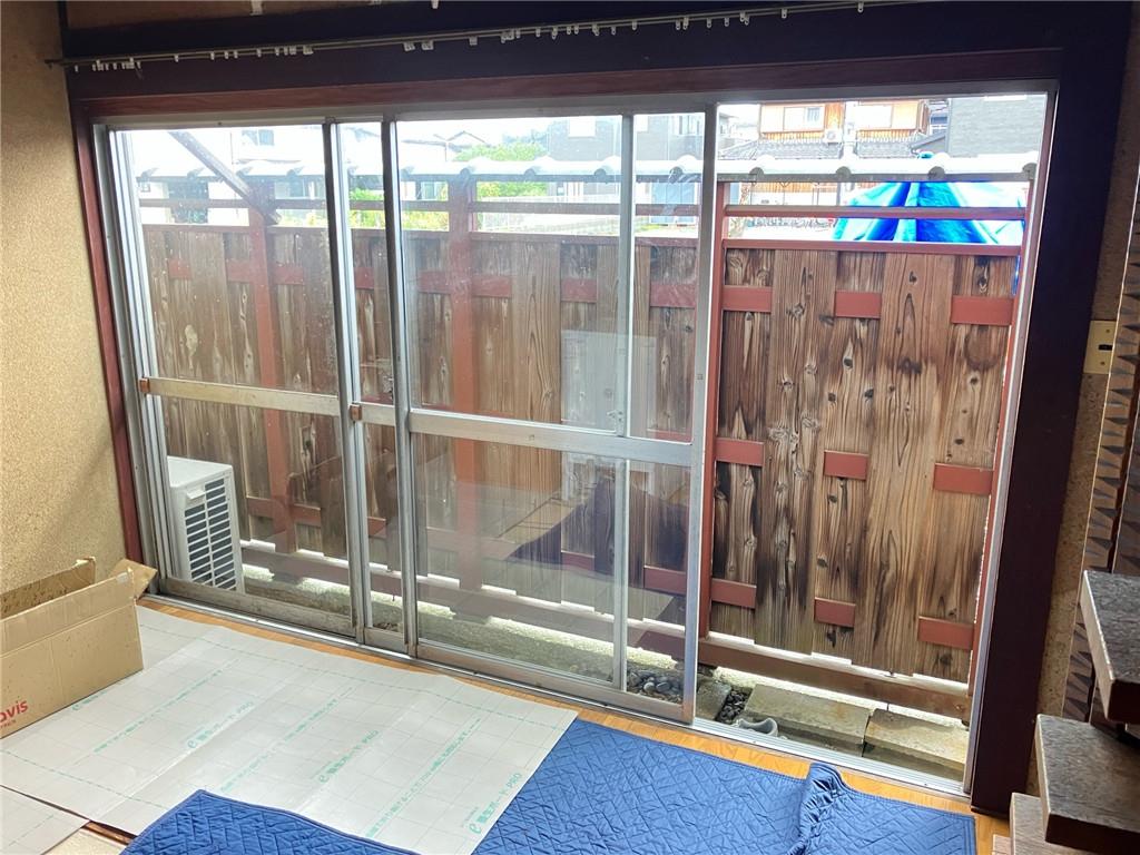 京都トーヨー住器のリプラスとインプラス、お部屋に合わせた窓改修工事の施工前の写真2