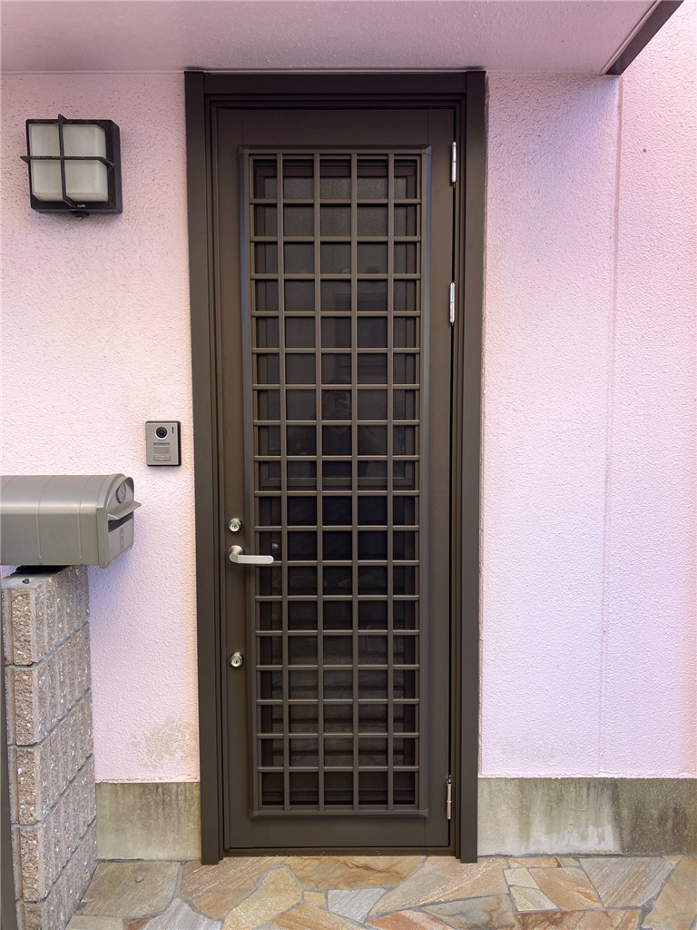 京都トーヨー住器のリシェント勝手口ドアの施工後の写真1