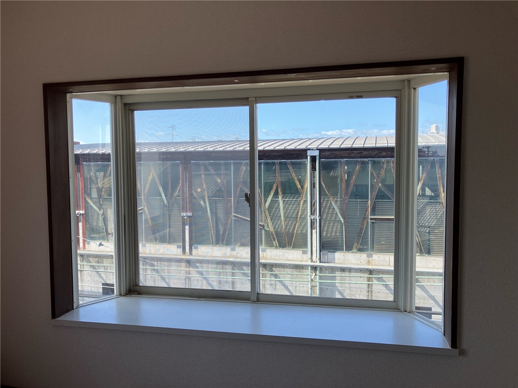 京都トーヨー住器の出窓に内窓取付の施工前の写真1