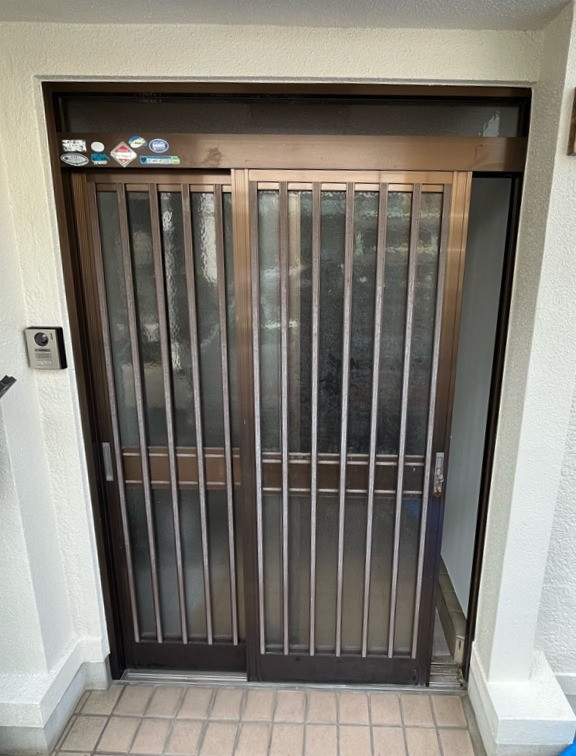 京都トーヨー住器の玄関引戸の取替工事を行いましたの施工前の写真1