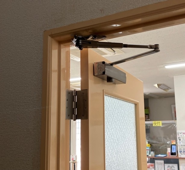 京都トーヨー住器のドアクローザー交換の施工後の写真1