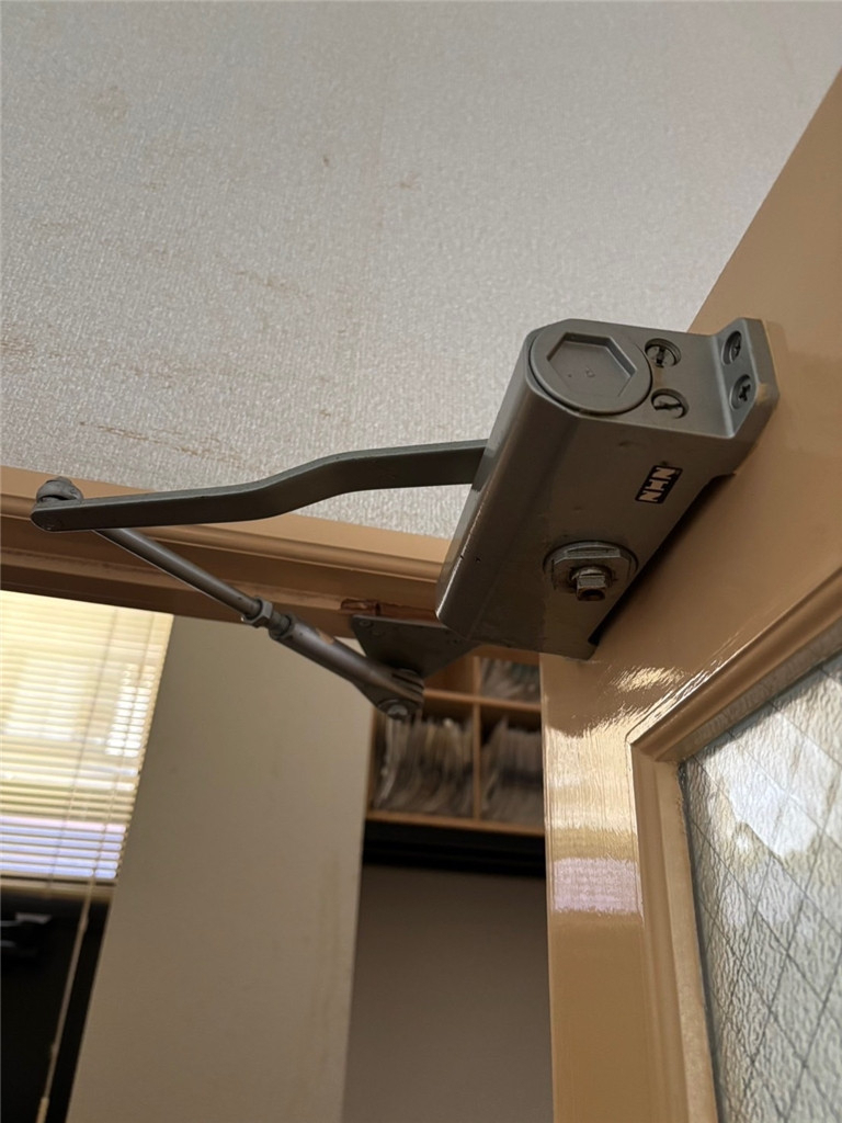 京都トーヨー住器のドアクローザー交換の施工前の写真1