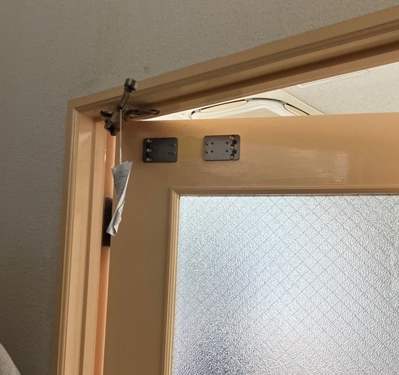 京都トーヨー住器のドアクローザー交換の施工前の写真2