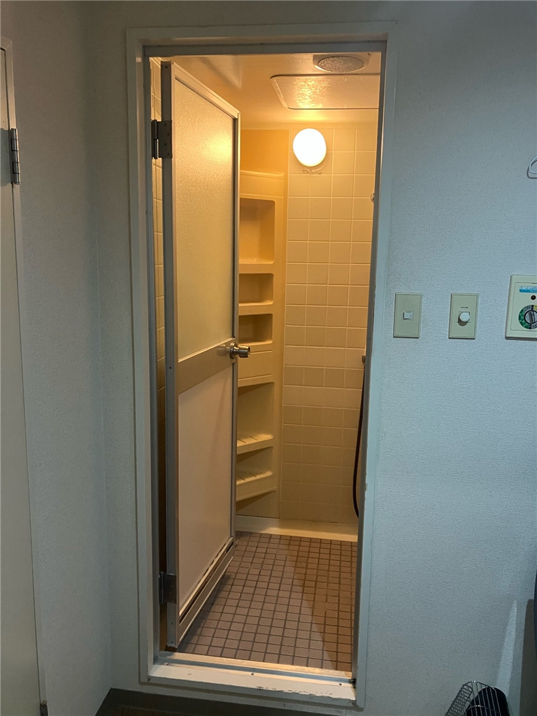 京都トーヨー住器の浴室ドア交換工事の施工前の写真2