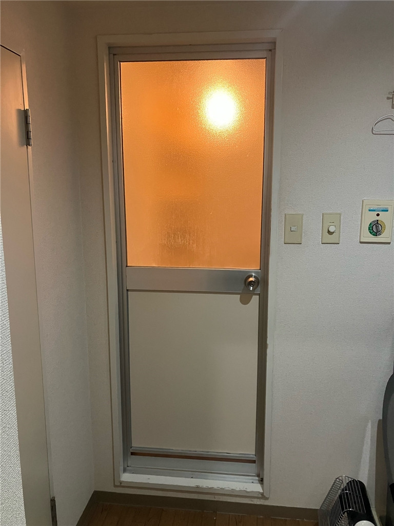 京都トーヨー住器の浴室ドア交換工事の施工前の写真3