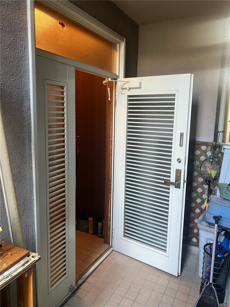 京都トーヨー住器のリシェント玄関ドアの施工前の写真1