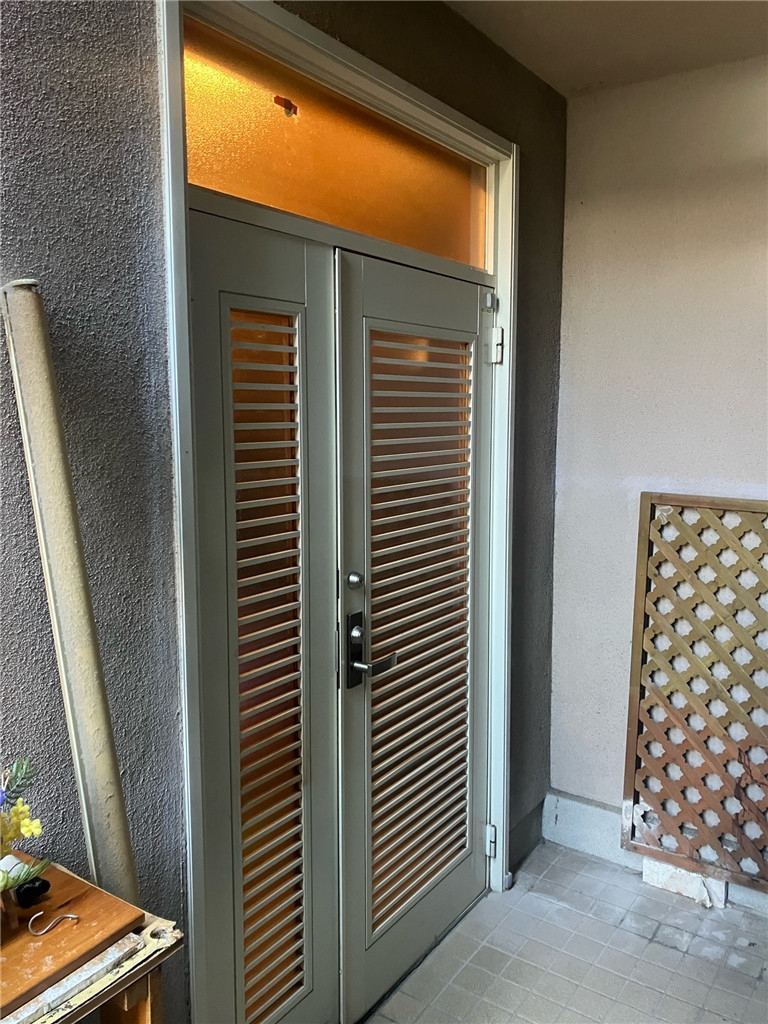 京都トーヨー住器のリシェント玄関ドアの施工前の写真2