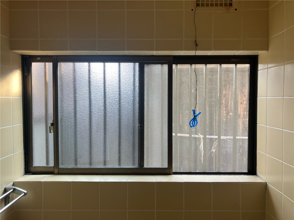 京都トーヨー住器の浴室のサッシリフォームの施工前の写真2