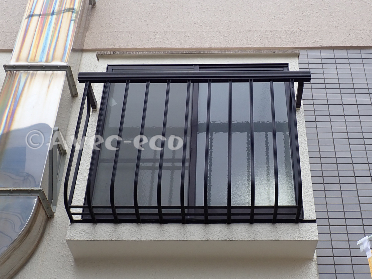 エイベックエコの先進的窓リノベ、東京都補助金を利用した　外窓交換工事(LIXILリプラス)の施工前の写真2