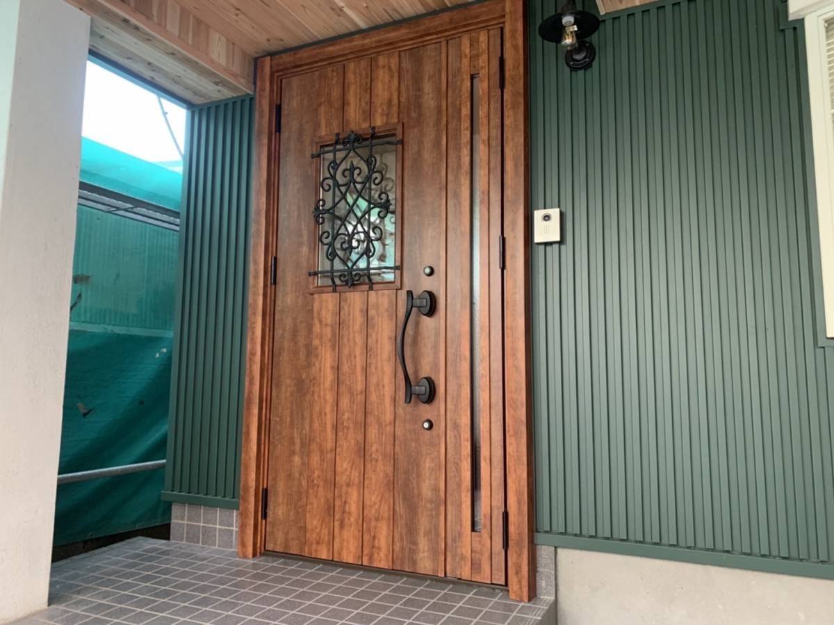 城南タイヘイの玄関のイメージ一新！！アンティーク調リフォーム玄関ドアの施工後の写真1
