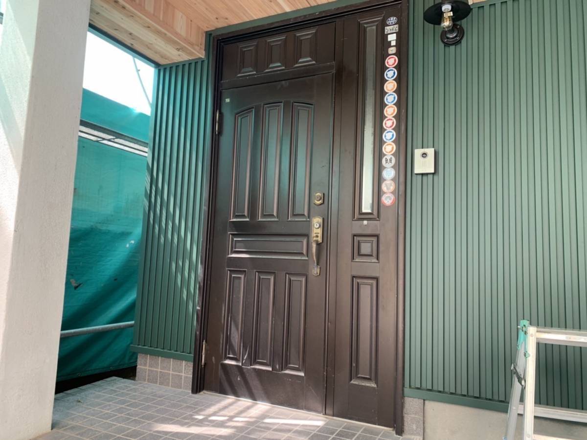 城南タイヘイの玄関のイメージ一新！！アンティーク調リフォーム玄関ドアの施工前の写真1