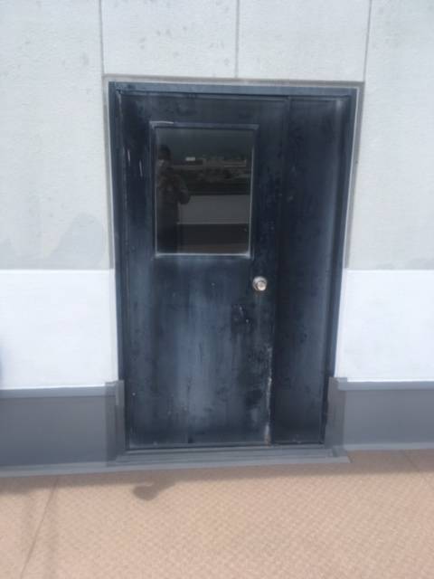 城南タイヘイの屋上のドアを新しくしました。の施工前の写真1