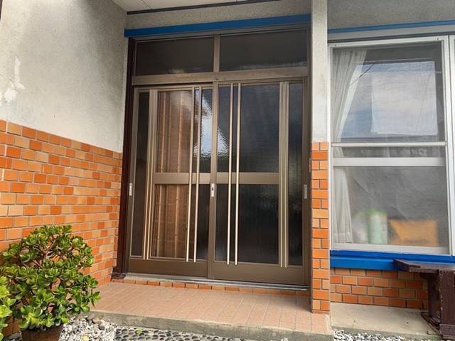城南タイヘイの玄関引戸が新しく生まれ変わりました！の施工前の写真1
