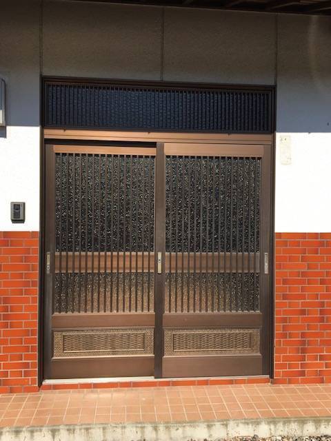 城南タイヘイの玄関引違い戸が1日で新しくなりました！の施工前の写真1