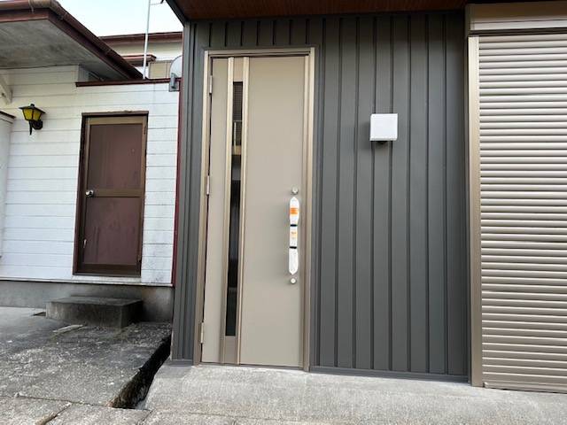 城南タイヘイの玄関ドア交換で外観一新！の施工後の写真1