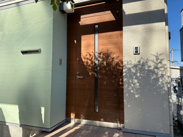 城南タイヘイの玄関ドアが新しく生まれ変わりました！の施工前の写真1