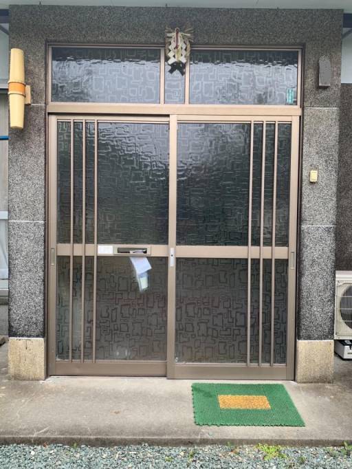 城南タイヘイの玄関引戸　リシェント　カバー工法の施工前の写真1