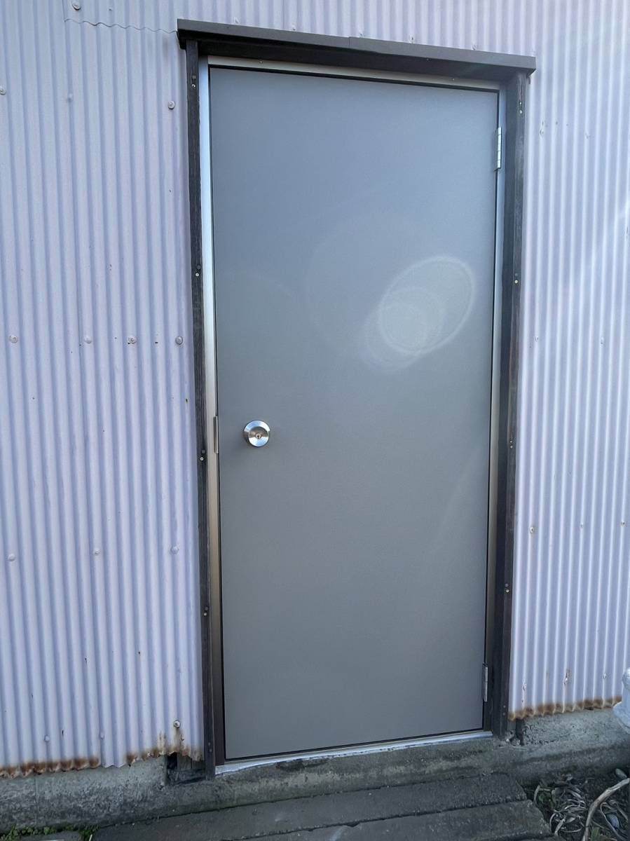 原金物サッシセンター 北名古屋の倉庫ドア取替工事の施工後の写真1