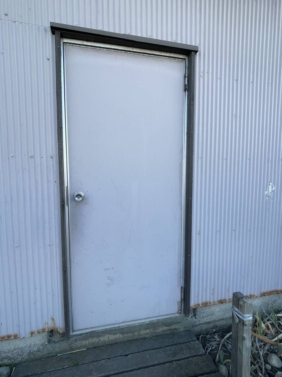 原金物サッシセンター 北名古屋の倉庫ドア取替工事の施工前の写真1