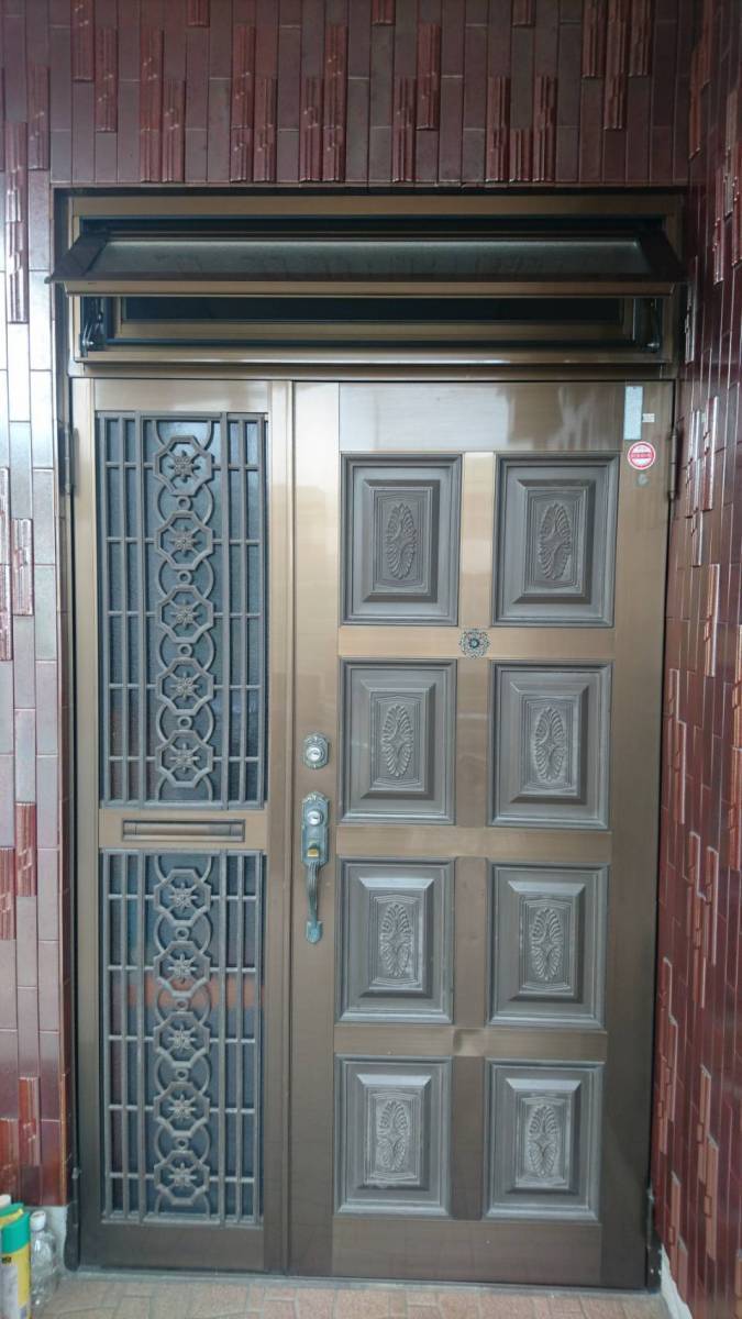 原金物サッシセンター 北名古屋の玄関ランマ部取替の施工後の写真1