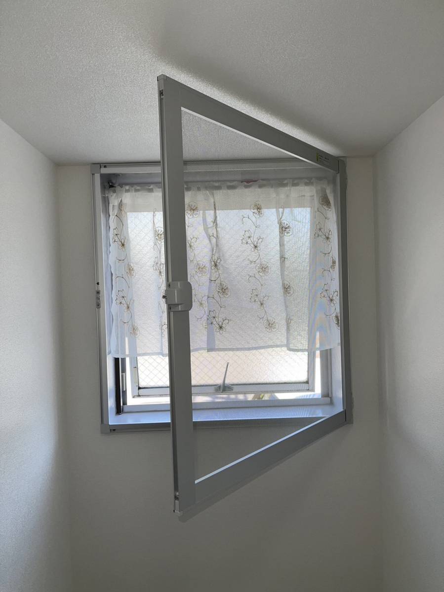 原金物サッシセンター 北名古屋のトイレの小窓に網戸を付けたいなの施工後の写真1