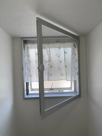 原金物サッシセンター 北名古屋のトイレの小窓に網戸を付けたいな施工事例写真1