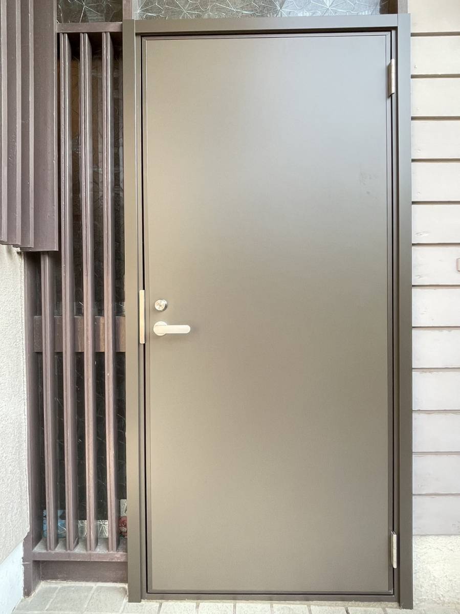 原金物サッシセンター 北名古屋の玄関ドアの吊元がグラグラする…困ったな～の施工後の写真1