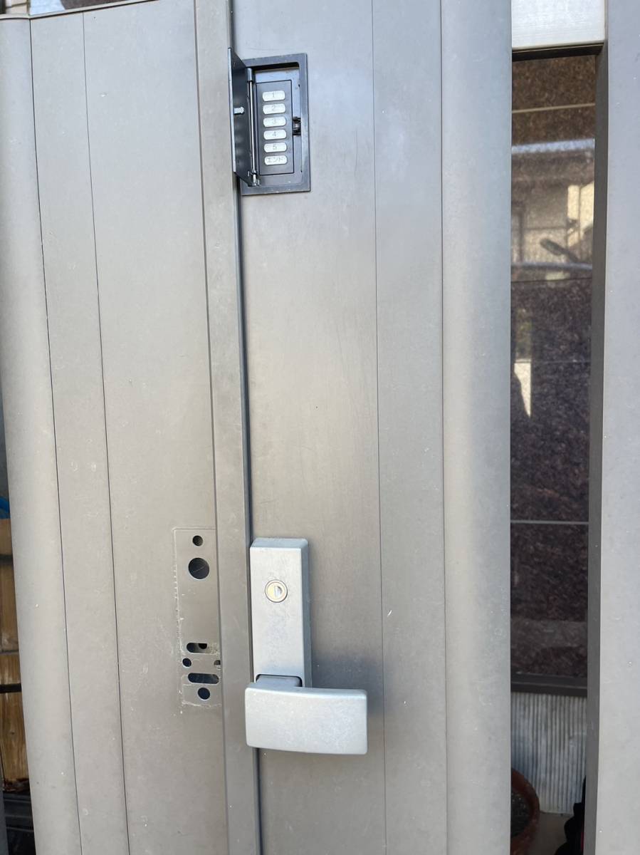 原金物サッシセンター 北名古屋の門扉の電気錠がこわれてしまったの施工前の写真1