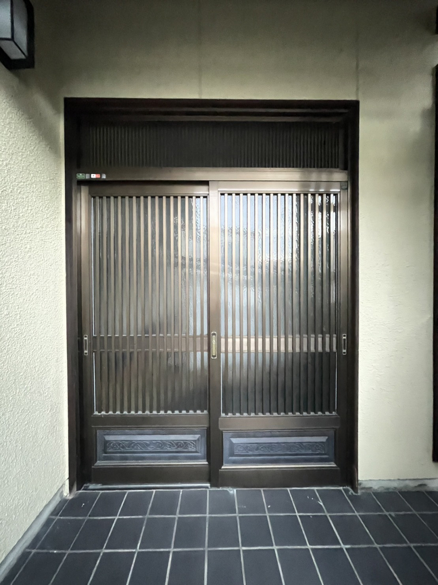 原金物サッシセンター 北名古屋の玄関引戸から玄関ドアに変身！！の施工前の写真1