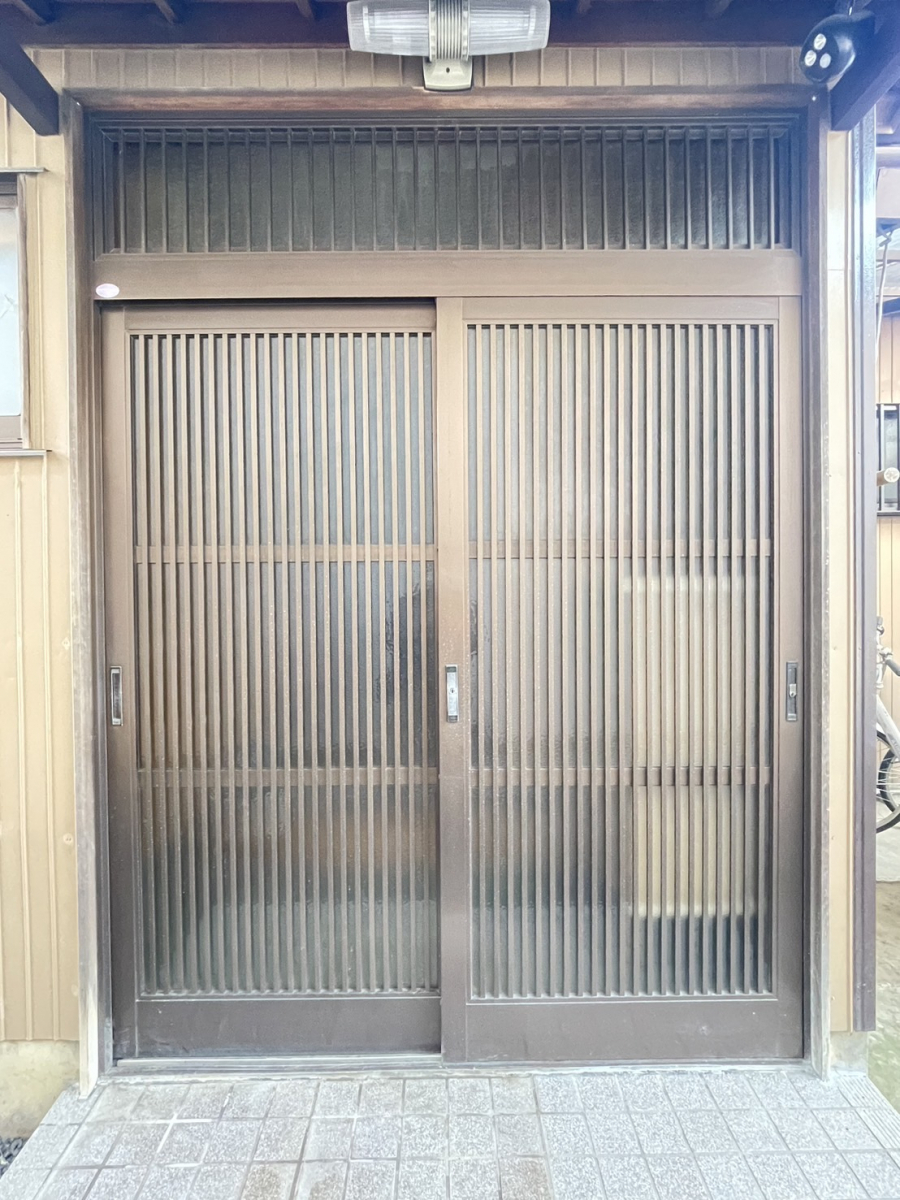 原金物サッシセンター 北名古屋のカギの調子が悪い玄関の施工前の写真1