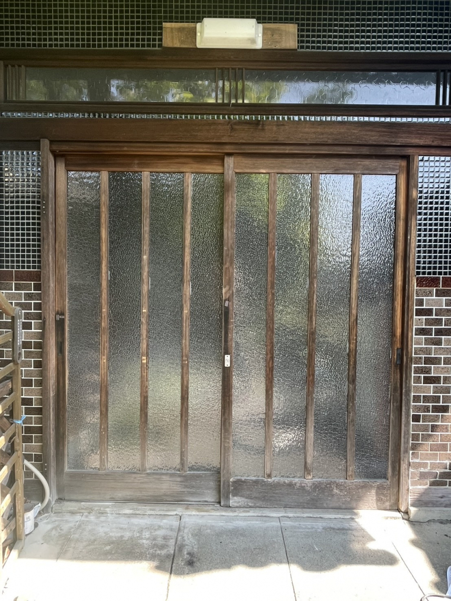 原金物サッシセンター 北名古屋の古くなった玄関を防犯対策もしっかりした玄関に取り替えましたの施工前の写真1