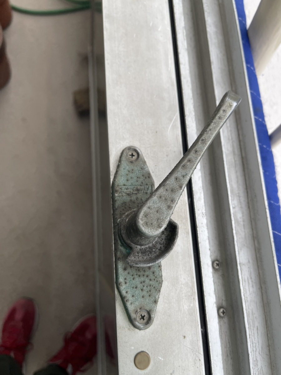 原金物サッシセンター 北名古屋の掃出しサッシの戸車の調子が悪いの施工前の写真2