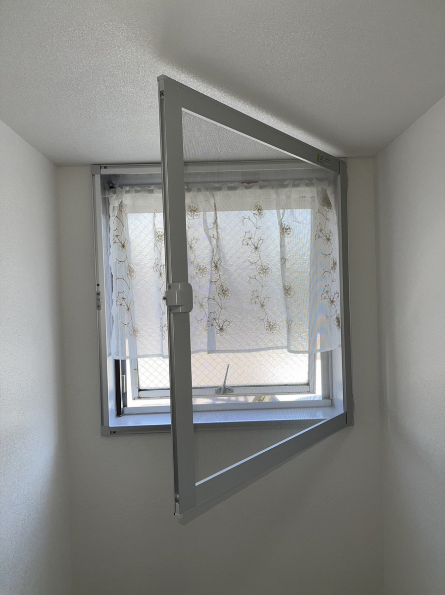原金物サッシセンター 北名古屋のトイレの小窓に網戸をつけたいなの施工後の写真1
