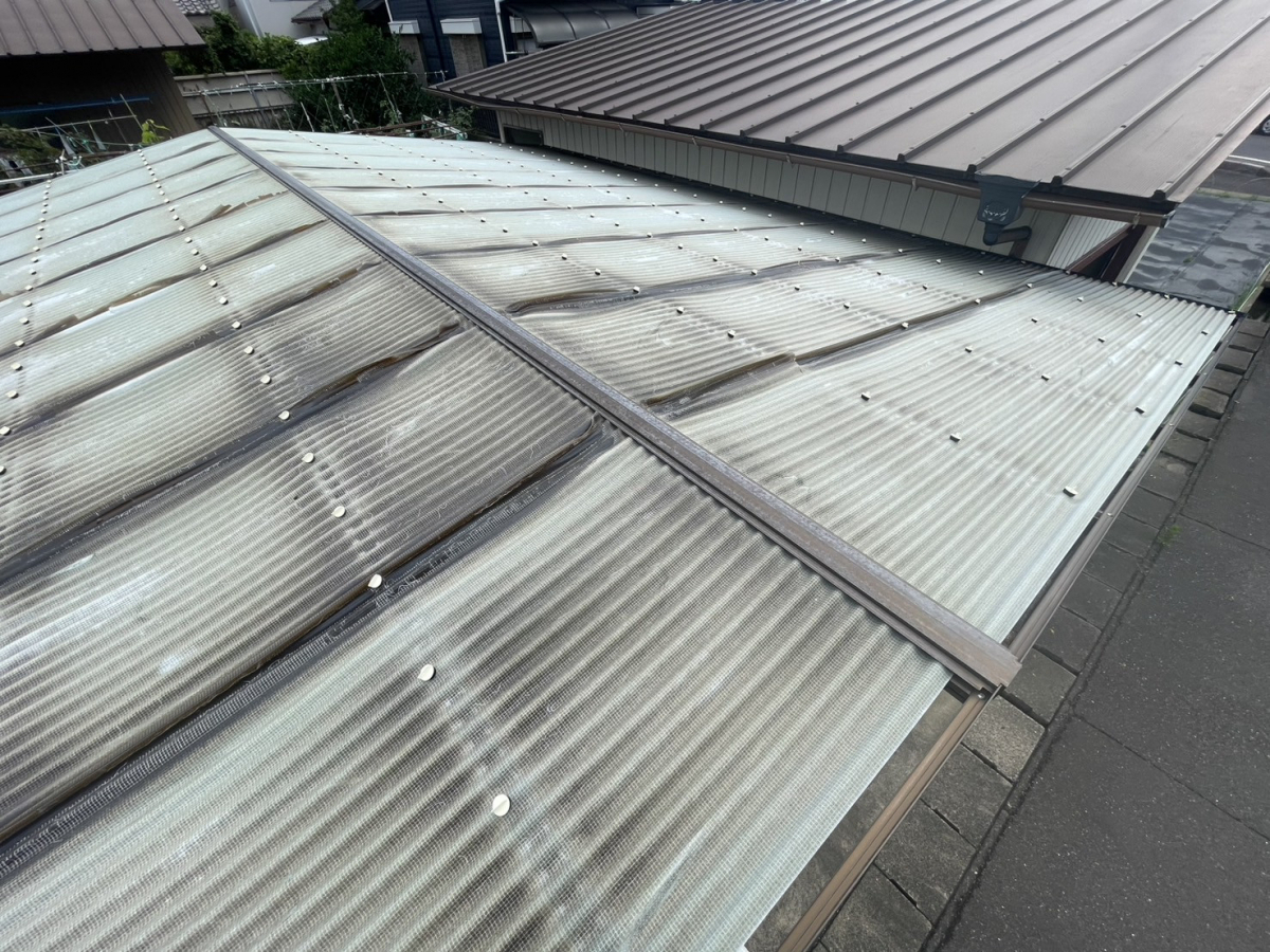原金物サッシセンター 北名古屋のカーポートの屋根材を張り替えました!の施工前の写真1