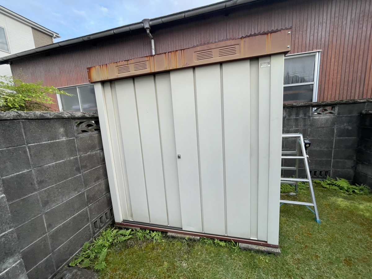 原金物サッシセンター 北名古屋の物置の屋根から雨漏れして大変！！！の施工前の写真1