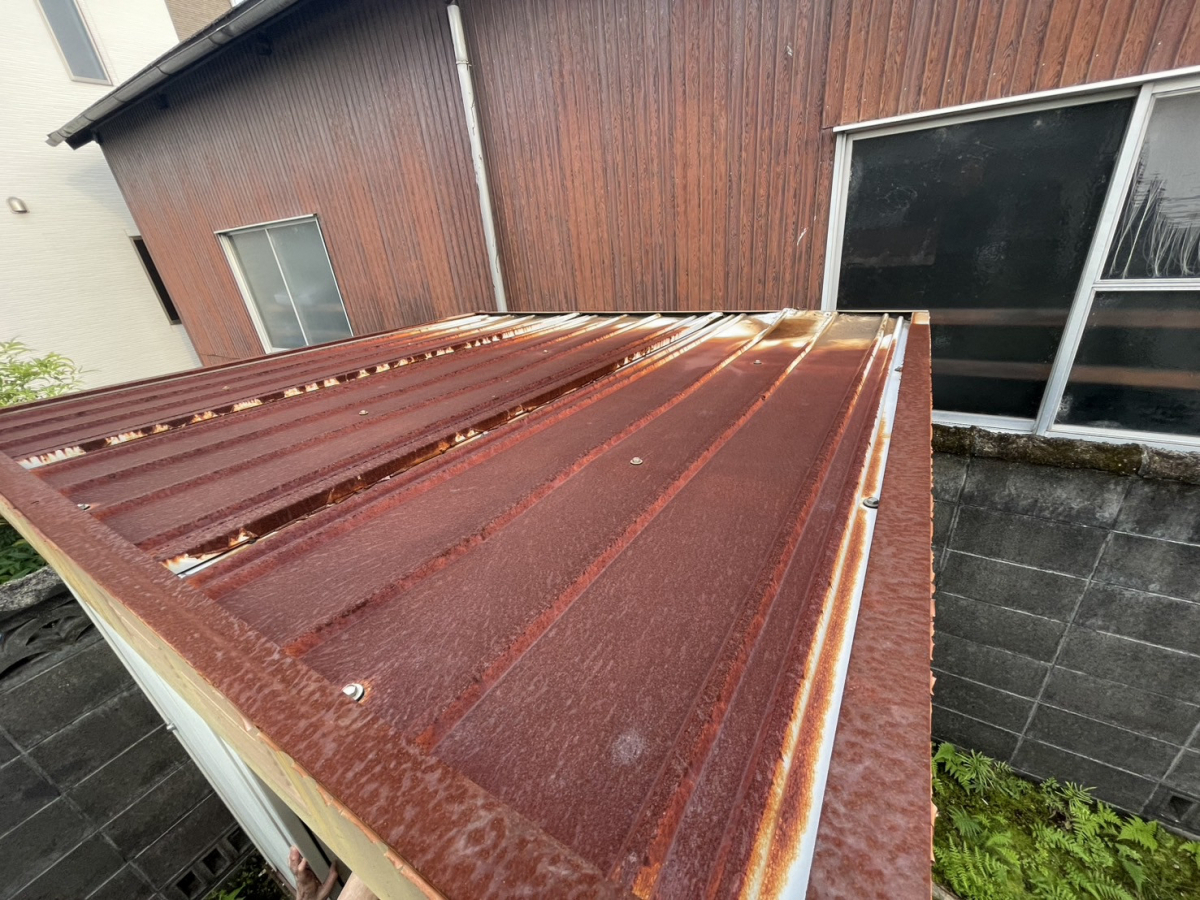 原金物サッシセンター 北名古屋の物置の屋根から雨漏れして大変！！！の施工前の写真2