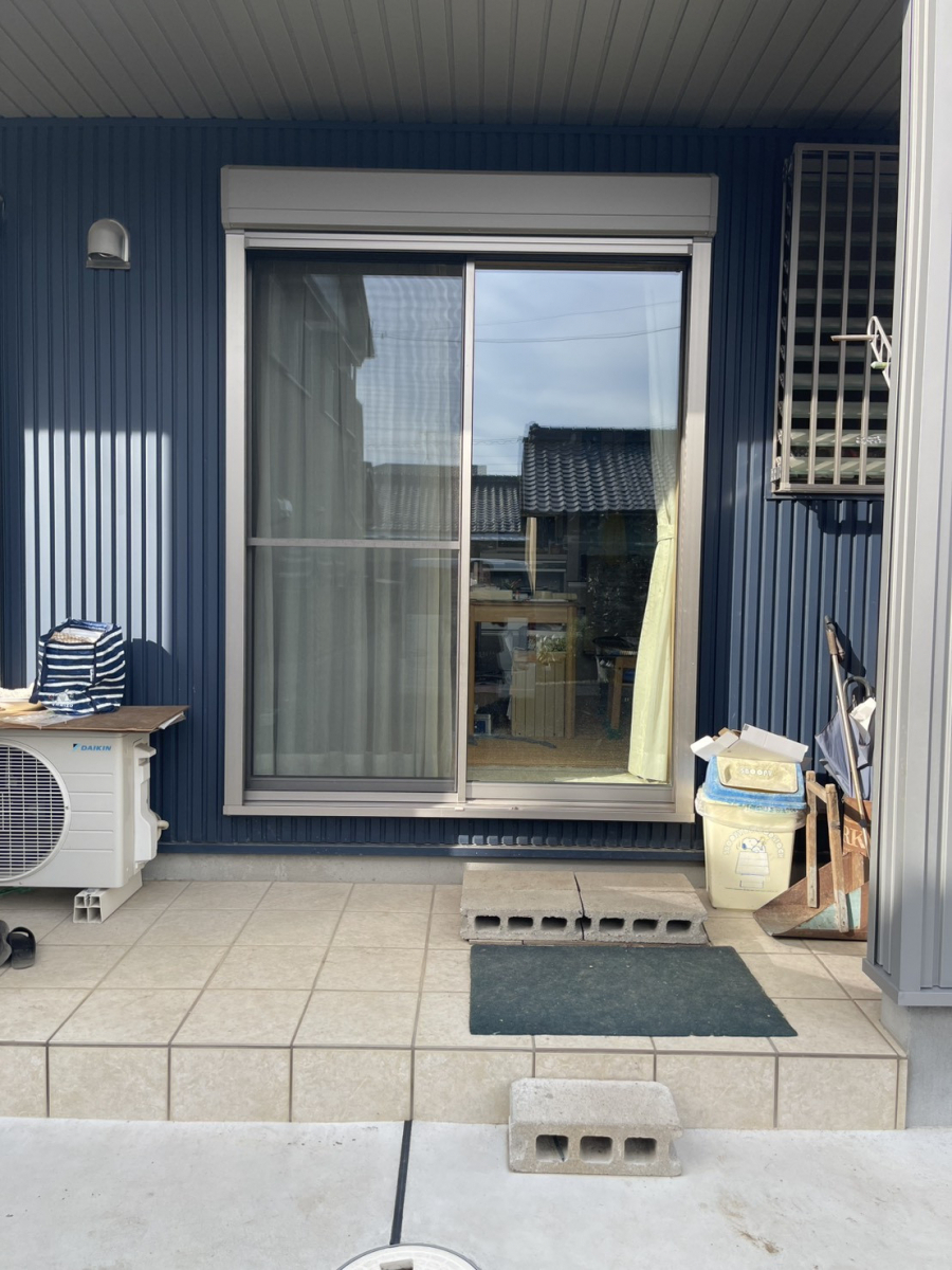 原金物サッシセンター 北名古屋の掃き出し窓にLIXIL「スタイルシェード」を設置!日差しと雨の悩みを解決の施工前の写真1
