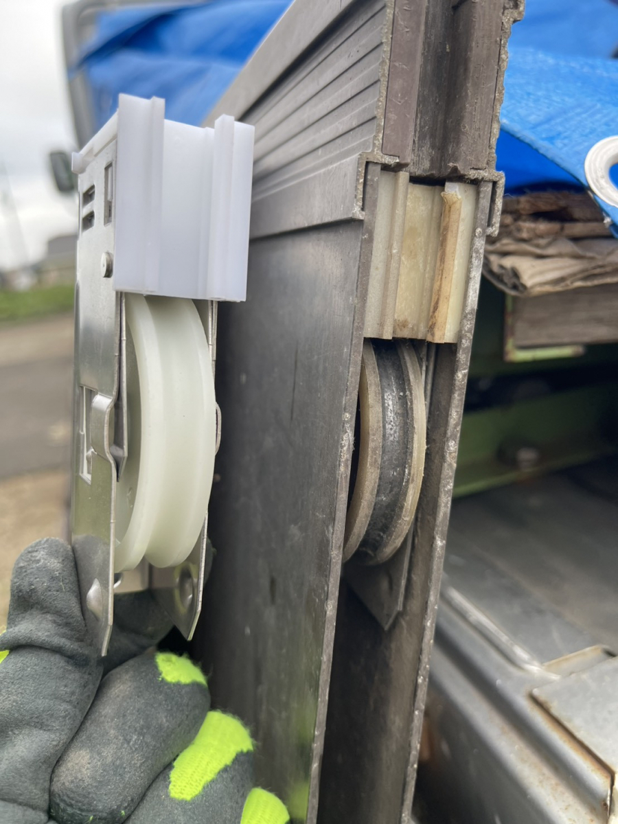 原金物サッシセンター 北名古屋の40年超のお宅の玄関、開閉と施錠の不具合を解消!の施工前の写真1