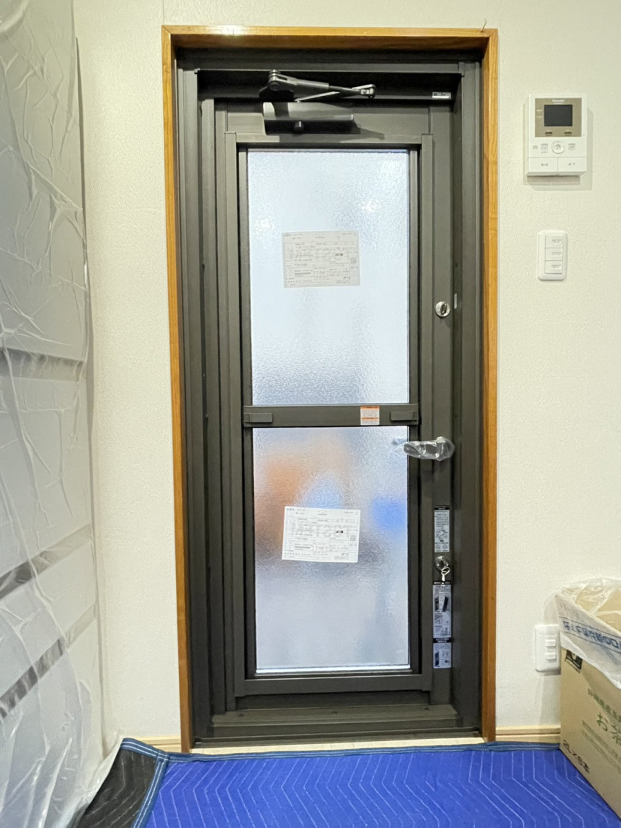 原金物サッシセンター 北名古屋の勝手口ドアからすき間風が入って、キッチンがとっても寒いの施工後の写真2