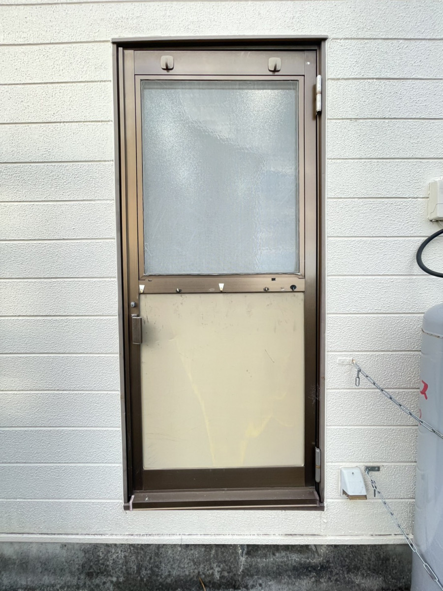 原金物サッシセンター 北名古屋の勝手口ドアからすき間風が入って、キッチンがとっても寒いの施工前の写真1