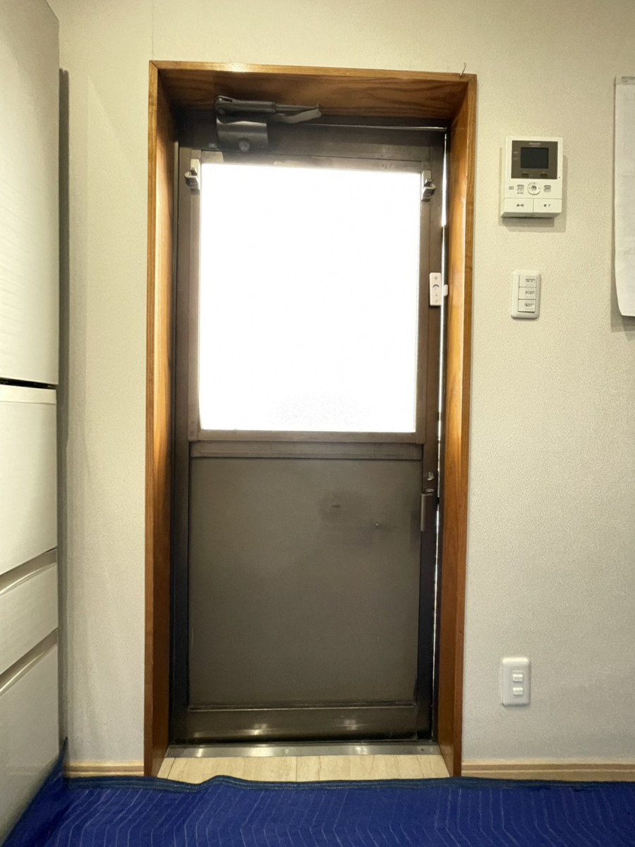 原金物サッシセンター 北名古屋の勝手口ドアからすき間風が入って、キッチンがとっても寒いの施工前の写真2