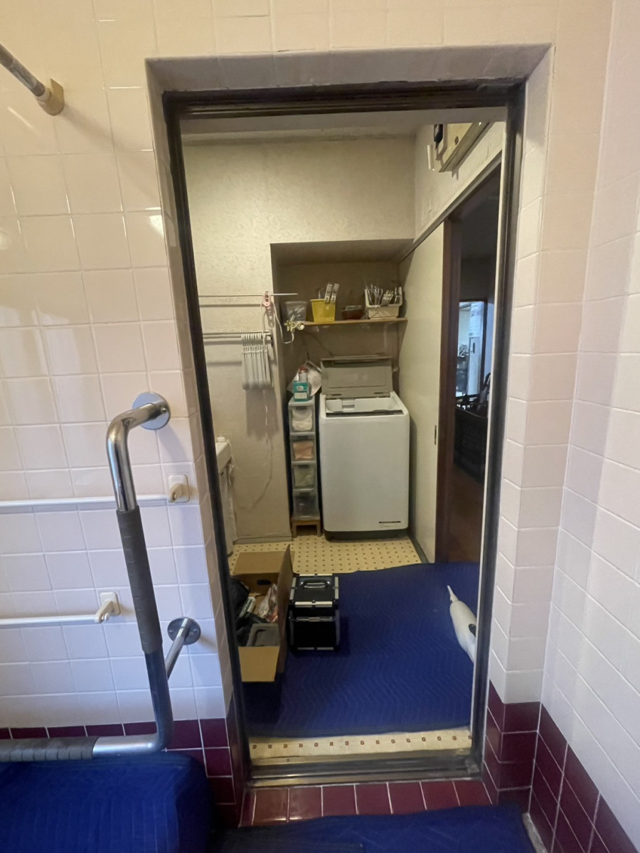 原金物サッシセンター 北名古屋のお風呂のドアが外れてしまいハマらなくなってしまったの施工前の写真2