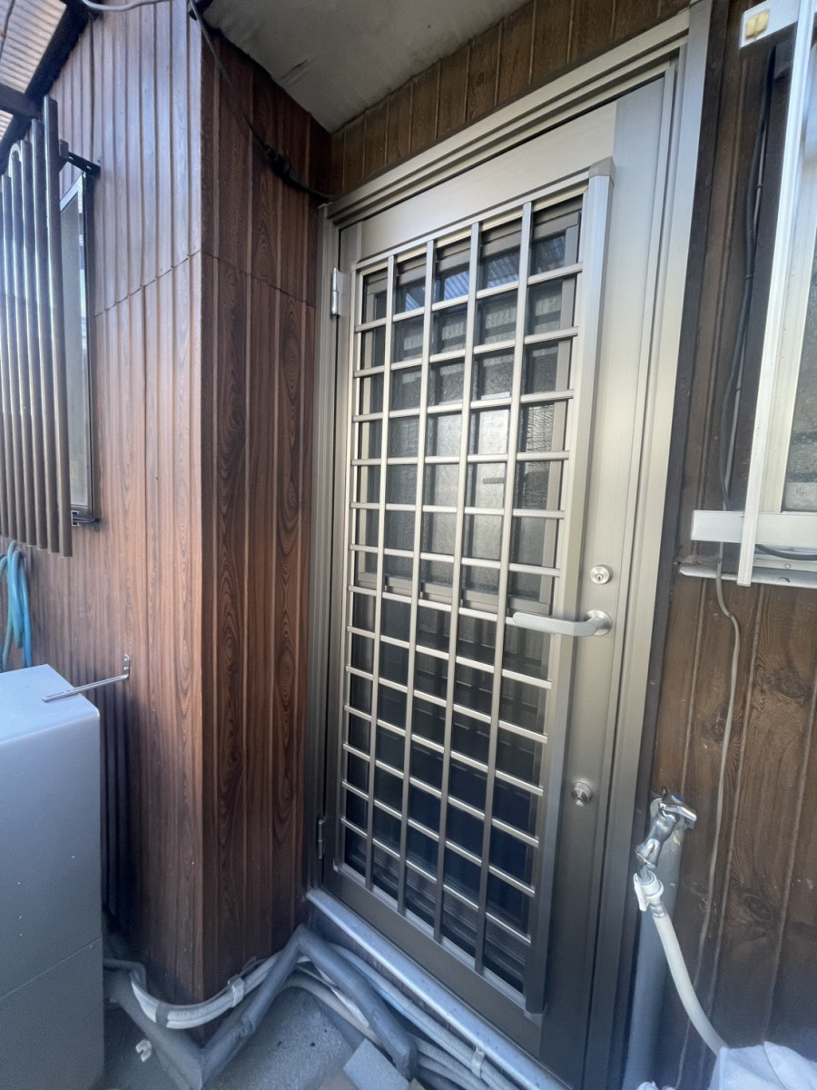 原金物サッシセンター 北名古屋の念願の採風勝手口ドアに！！の施工後の写真1