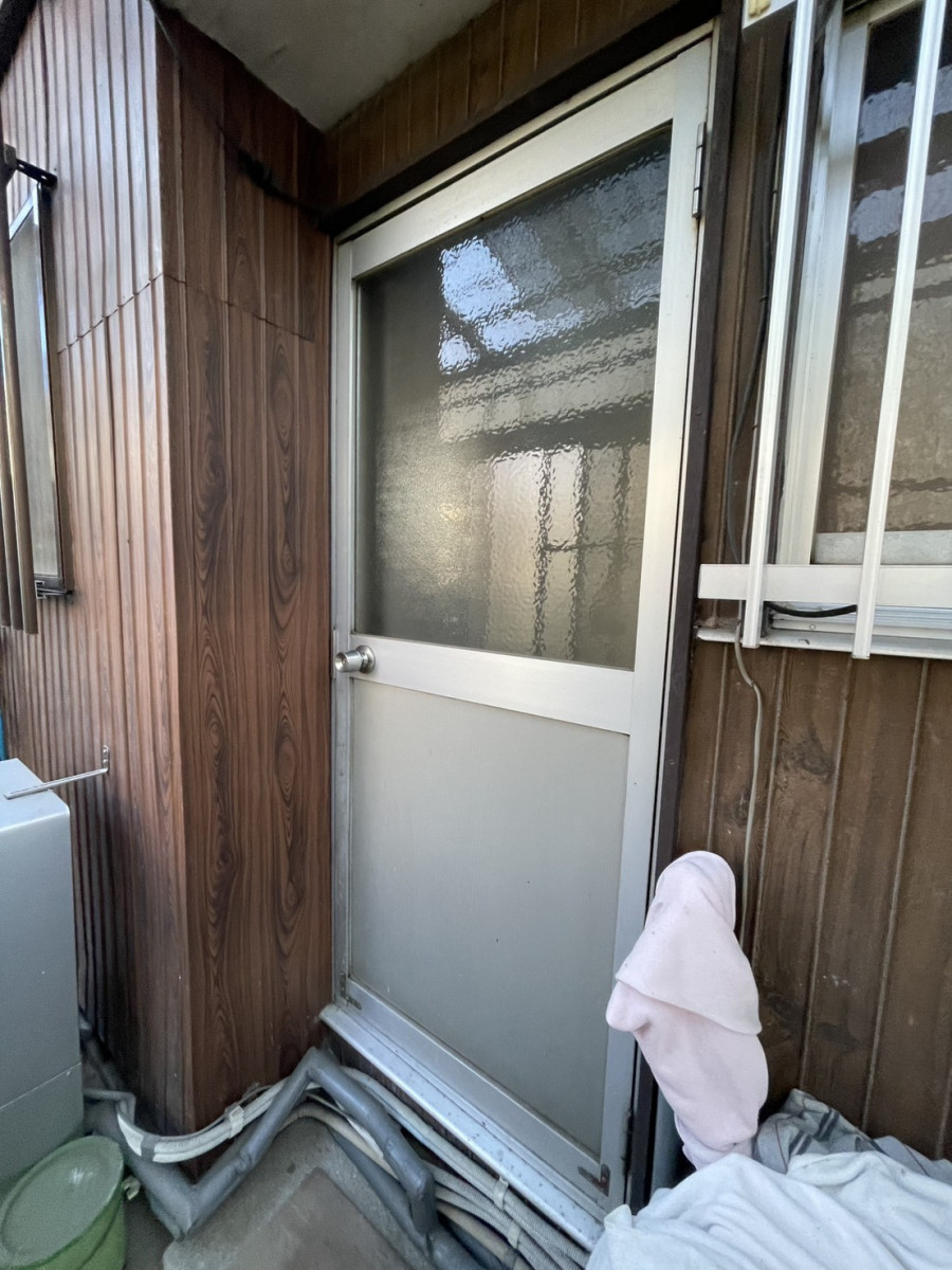 原金物サッシセンター 北名古屋の念願の採風勝手口ドアに！！の施工前の写真1