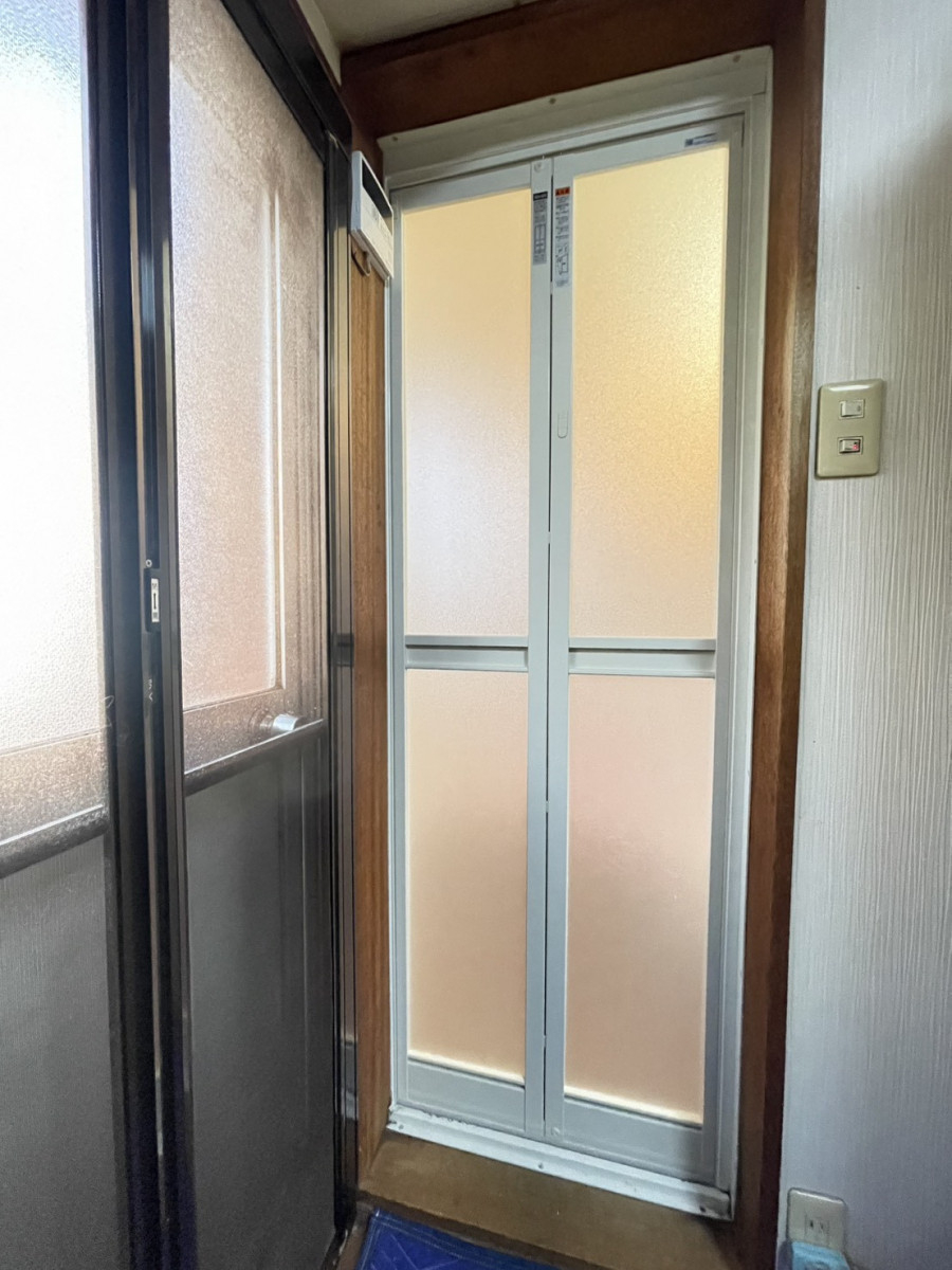 原金物サッシセンター 北名古屋の部品廃盤でも大丈夫。アタッチメント工法で浴室ドアを新品にの施工後の写真1