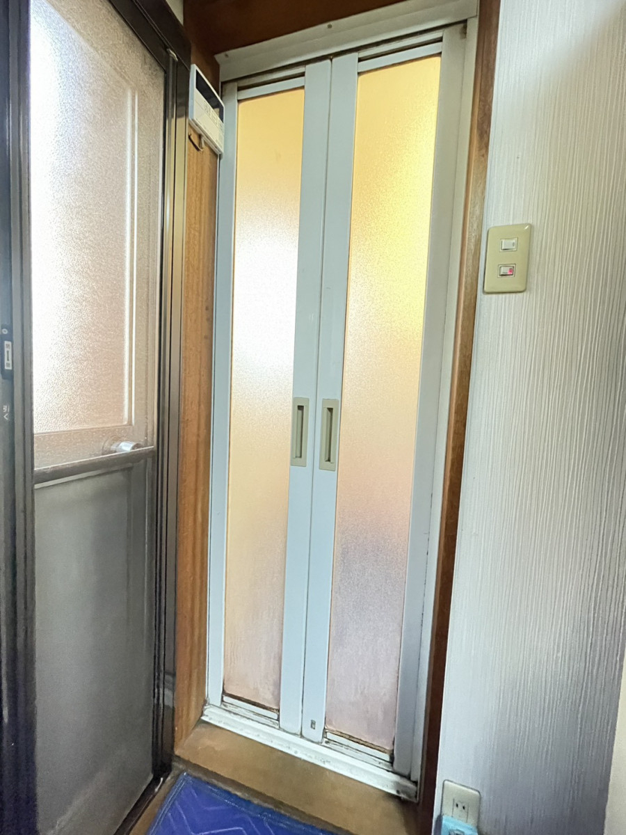 原金物サッシセンター 北名古屋の部品廃盤でも大丈夫。アタッチメント工法で浴室ドアを新品にの施工前の写真1