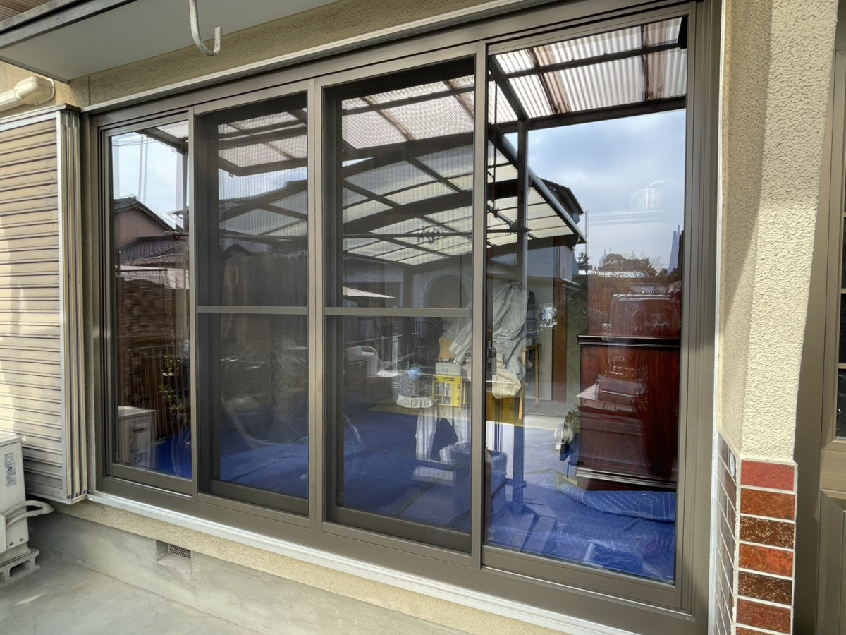 原金物サッシセンター 北名古屋のガタつく大開口の窓を「リプラス」で刷新！すきま風のない快適な部屋への施工後の写真1