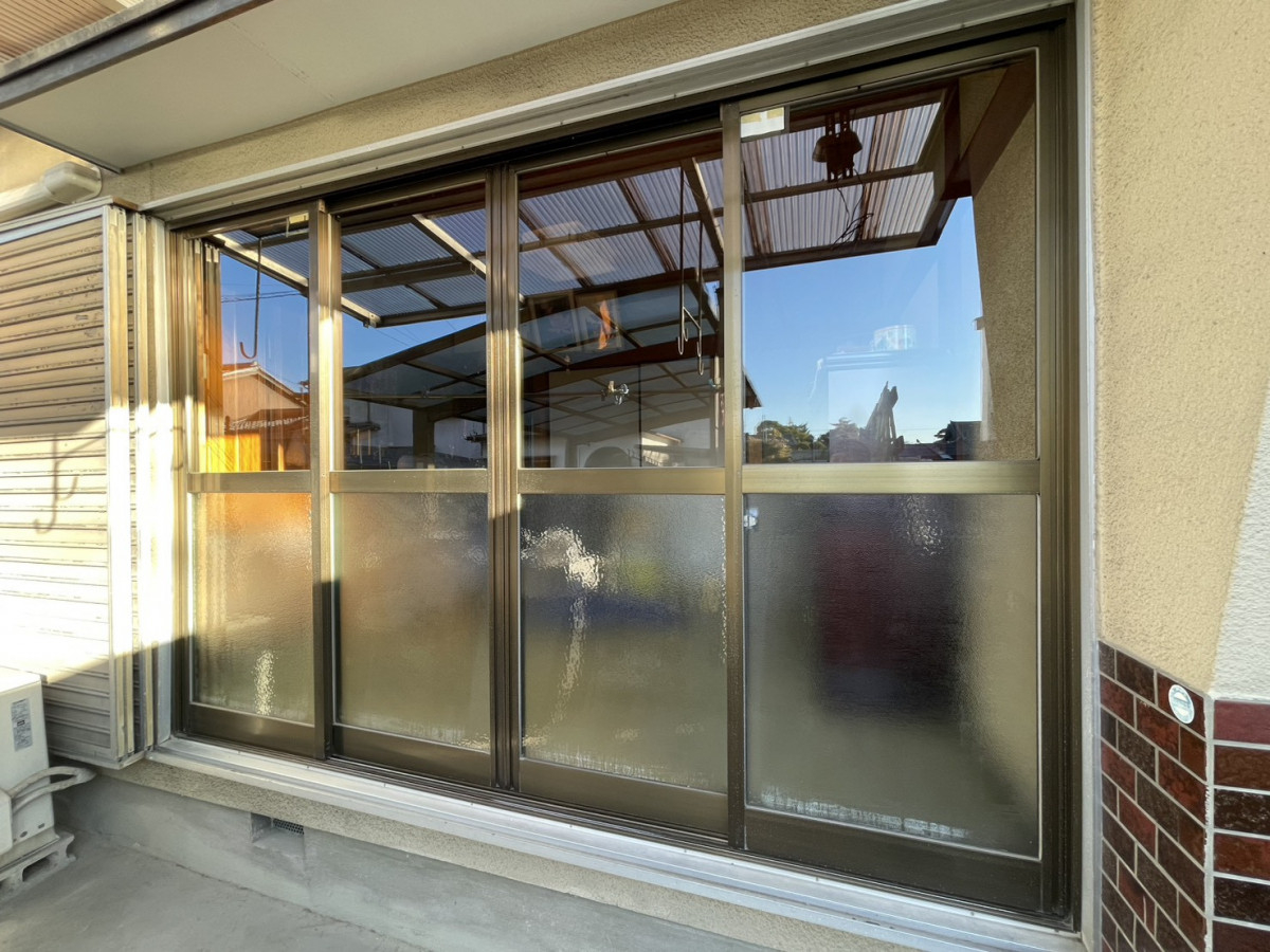 原金物サッシセンター 北名古屋のガタつく大開口の窓を「リプラス」で刷新！すきま風のない快適な部屋への施工前の写真1