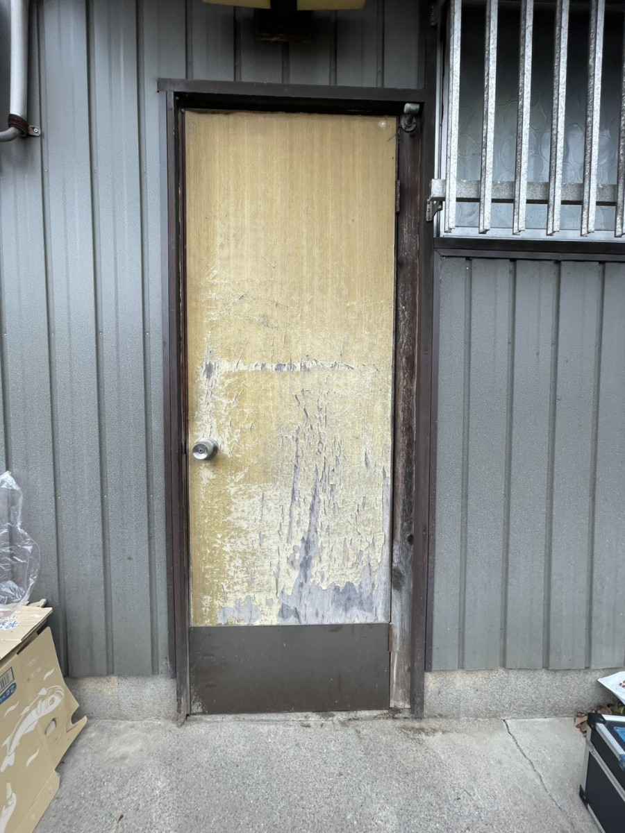 原金物サッシセンター 北名古屋の鍵をかけたまま風が通る。網戸付き勝手口ドアが快適すぎる！の施工前の写真1