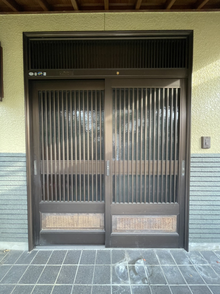 原金物サッシセンター 北名古屋の鍵の不調も見た目も一気に解決！お家の顔が生まれ変わりましたの施工前の写真1